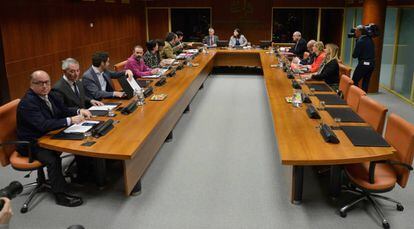 Portavoces del PP en primer plano, en la ponencia de Autogobierno minutos antes de su comienzo. 