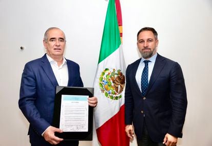 El senador Julen Rementería y Santiago Abascal durante su visita a México.