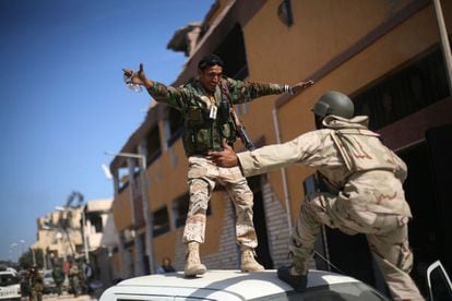 El abrazo de dos soldados anti-Gadafi nada más conocer que había capturado.