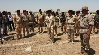 El coronel espa&ntilde;ol Julio Salom, a la derecha, con generales iraqu&iacute;es en Besmayah.