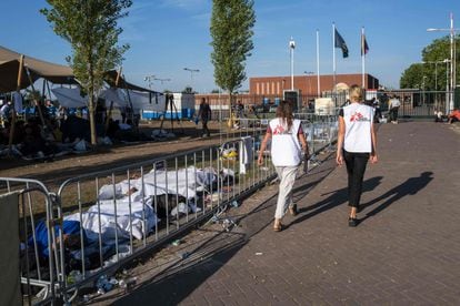 Dos trabajadoras de Médicos sin Fronteras brindan atención médica y psicológica a los solicitantes de asilo que esperan ante el centro de registro de Ter Apel, en Groningen, el jueves. Es la primera vez que la ONG ofrece asistencia médica en Países Bajos.

