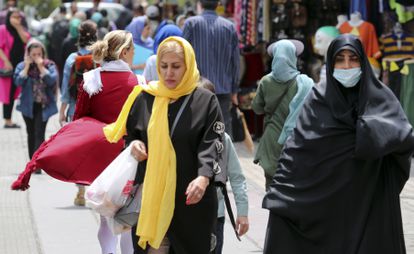 Varias mujeres con velo paseaban por las calles de Teherán el pasado 22 de mayo.