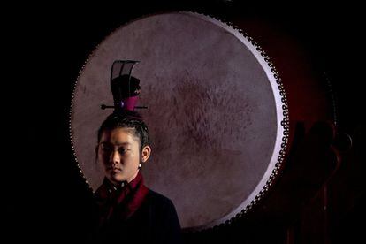 Durante la ceremonia por el 2567 aniversario de Confucio en Pekín (China), una de las participantes, ataviada con vestimenta tradicional, se coloca frente a un tambor.