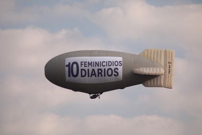El globo inflable vuela sobre la Ciudad de México.