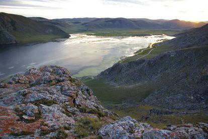 Zona del lago Baikal, en Siberia, donde se encontraron los restos de un joven de hace 24.000 años cuyo genoma se ha secuenciado.