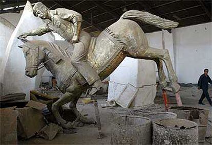 Una estatua de bronce de Sadam Husein, abandonada en una fábrica en ruinas de Bagdad.