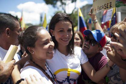 La diputada María Corina Machado (centro).