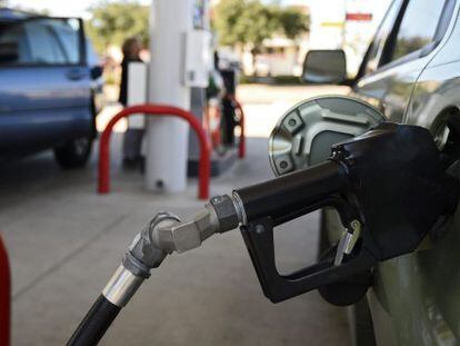 Un cotxe posa gasolina en una gasolinera.