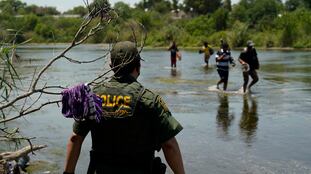 Un agente de la patrulla fronteriza observa el cruce de inmigrantes en el río Bravo, en Texas, el pasado 15 de junio.