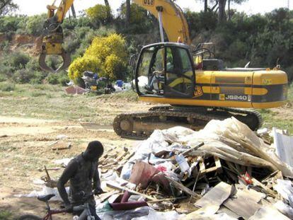 Desmantelamiento de uno de los asentamiento de Moguer.