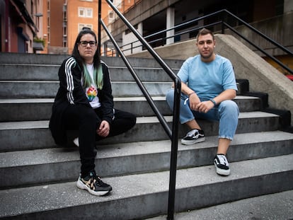 Ana Fernández y Pablo Bermúdez, integrantes de la asociación ALAS, el martes, en A Coruña.