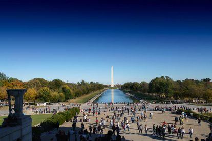 Vista del estanque Reflecting Pool y el obelisco del Washington Memorial desde el monumento dedicado a Abraham Lincoln.