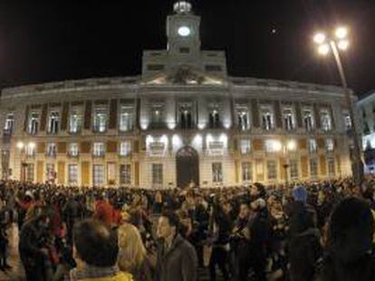 Multitud de personas abarrotan esta tarde la madrileña Puerta del Sol, que presenta el tradicional alumbrado navideño, durante la jornada del sábado del Puente de la Constitución, en el que la capital ha recibido la visita de miles de turistas.