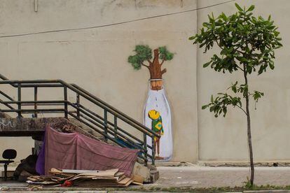 El arte urbano de la capital ya refleja la crisis de agua en São Paulo. Os Gêmeos, los grafiteros más famosos de Brasil, han incluido el desabastecimiento en sus mensajes.