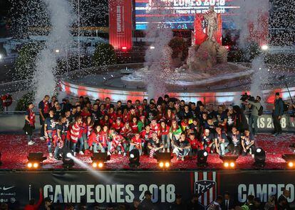 Celebración de los jugadores del Atlético de Madrid, en la plaza de Cánovas del Castillo.