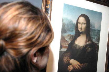Una mujer observa la obra 'L.H.O.O.Q.', de Marcel Duchamp.
