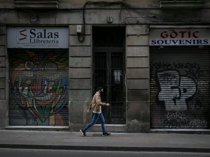 Comercios cerrados en el barrio Gótico de Barcelona.