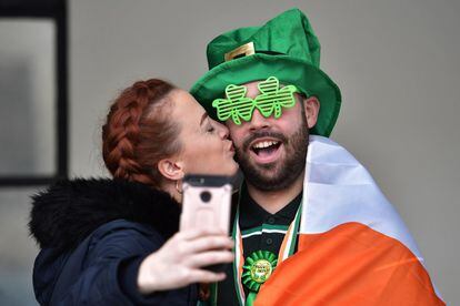 Una pareja se hace un selfie durante la celebración del día de San Patricio en Dublín (Irlanda).