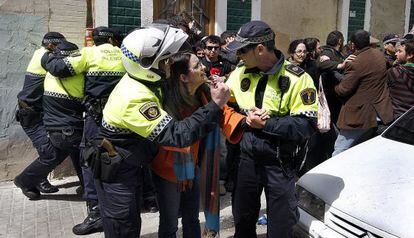 Los policías locales desalojan a la diputada Mònica Oltra de las inmediaciones de las casas.