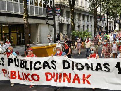 El Movimiento de Pensionistas de Bizkaia en manifestación por el centro de Bilbao.