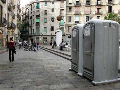 Dos de los urinarios colocados en la plaza de George Orwell