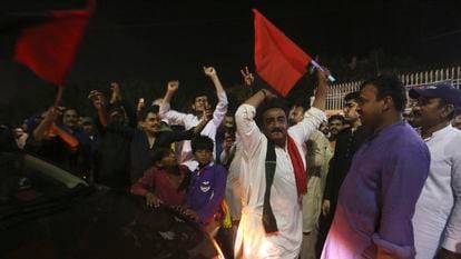 Partidarios de la oposición paquistaní celebraban este sábado en Karachi la destitución del primer ministro Imran Khan, tras perder un voto de confianza en el Parlamento del país.