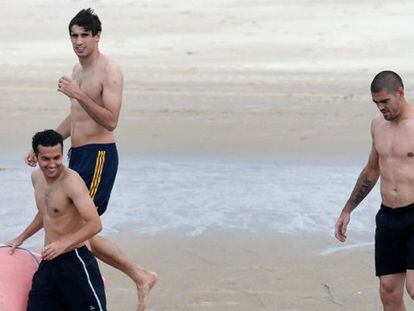 Pedro, Javi Martínez y Valdés, en la playa de Fortaleza.