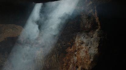 Una cueva en Yumrukaya (Turquía), durante la cocción artesanal del pan local.