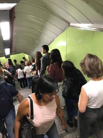 En el acceso a la lílnea 5 en Alonso Martínez personal de metro estaba controlando las entradas al andén debido a la altísima afluencia.