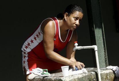 Un inmigrante cubano lava su ropa en un refugio temporal en una escuela en la ciudad de La Cruz, cerca de la frontera entre Costa Rica y Nicaragua.