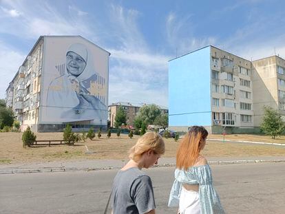 Retrato gigante dedicado a Maria Primachenko en Ivankiv.