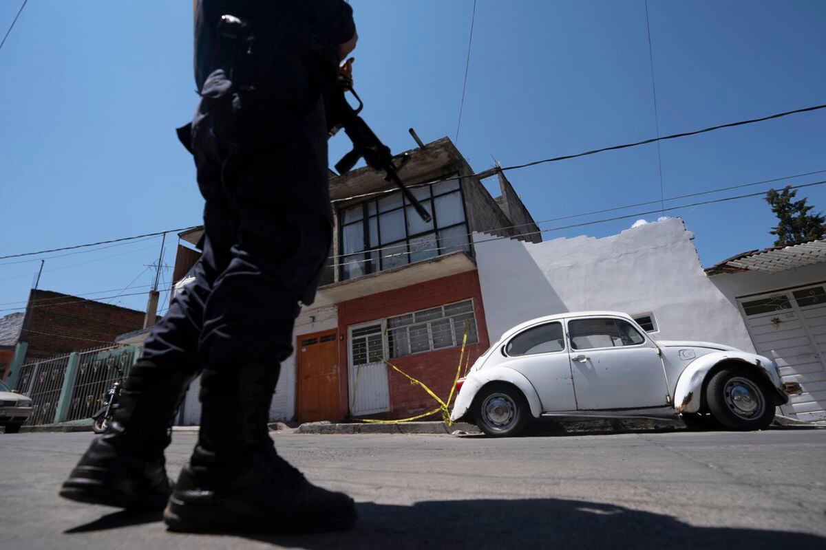 An armed group kills 19 people in Michoacán during a cockfight