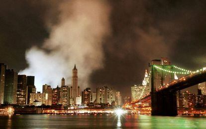 Imagen tomada el 16 de septiembre de 2001, todavía quedaba una nube de humo y polvo en el lugar donde se encontraban las Torres Gemelas.