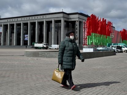 Una mujer camina en la plaza de Octubre, en Minsk, casi vacía por la crisis del coronavirus, el pasado domingo.