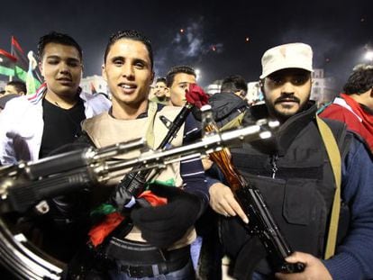 Jóvenes milicianos celebran en Trípoli, el 17 de febrero, el aniversario del levantamiento contra Gadafi.
