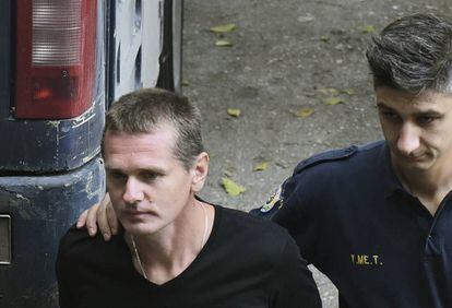 Alexander Vinnik, el acusado, llega a un tribunal de Salónica.