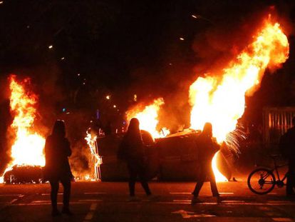 Contenidors cremats durant les protestes contra la inhabilitació de Quim Torra, el passat 28 de setembre a Barcelona.