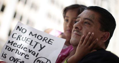 Un antiguo preso, Ever, de 40 años, con su hija en una protesta en Los Ángeles.