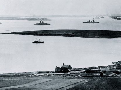 La flota alemana -74 buques- fue conducida por los brit&aacute;nicos a Scapa Flow en 1918, donde permaneci&oacute; custodiada junto a sus 1.800 marineros.