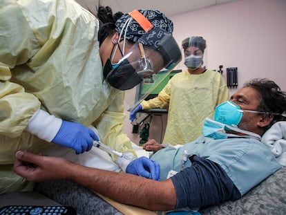 Una enfermera aplica el fármaco bamlanivimab en un hospital de California, el año pasado.