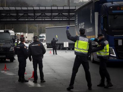 Agentes de la Guardia Civil y Policía Nacional vigilan la frontera de Biriatou entre España y Francia tras el anuncio del Gobierno del cierre de las fronteras terrestres, este martes. 