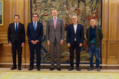 Felipe VI recibió ayer en el Palacio de la Zarzuela a los representantes de CEOE, Cepyme, CC OO y UGT firmantes del V Acuerdo para el Empleo y la Negociación Colectiva para los años 2023-2025, tras la ratificación del mismo que se llevó a cabo el miércoles en el Círculo de Bellas Artes. En el texto se recomienda que se suba el sueldo un 4% este año, y un 3% en 2024 y otro tanto en 2025, y se incluye también una cláusula de revisión salarial de hasta el 1% adicional cada año, si el IPC es superior a lo pactado.