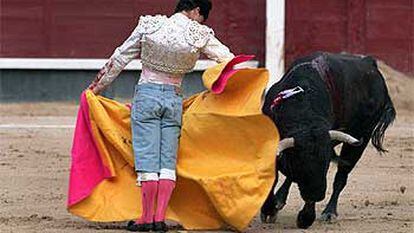Miguel Abellán, con vaqueros tras su cogida en Las Ventas.