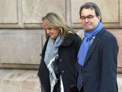 El expresident de la Generalitat Artur Mas junto a su mujer, Helena Rakosinik, el penúltimo día del juicio por el 9N.