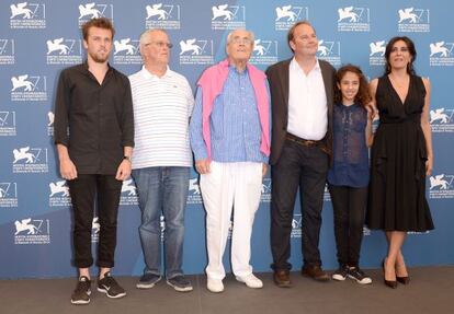 De izquierda a derecha, Arthur Beauvois, Eugene Chaplin, Michel Legrand, Xavier Beauvois, Seli Gmach and Nadine Labaki, durante la presentaci&oacute;n en Venecia de &#039;La ran&ccedil;on de la gloire&#039;.  