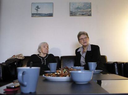 Lyudmila Alexeyeva y Svetlana Gannushkina, activistas nominadas al Premio Nobel de la Paz, miran el fallo en una oficina de la televisión estatal noruega.