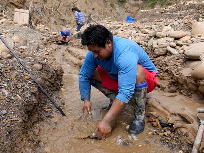 Una familia de mineros artesanales busca oro en el río Santa Rosa, en Bolivia.