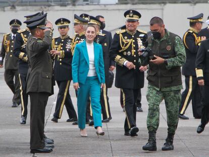 Claudia Sheinbaum y Luis Cresencio Sandoval, titular de la Sedena, durante una ceremonia en Ciudad de México, en una imagen de archivo.