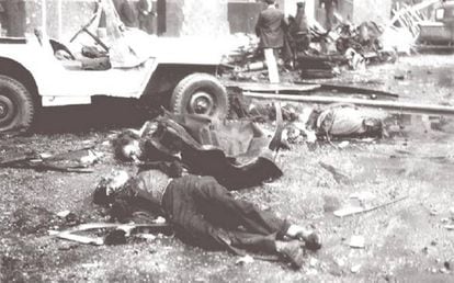 V&iacute;ctimas civiles del bombardeo de los golpistas.