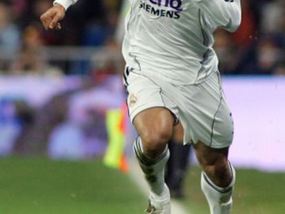 Roberto Carlos, en un partido con el Madrid.